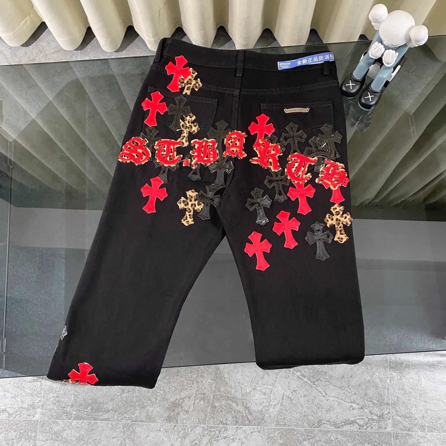 P250 CH Chromehearts St. Bart’s limited edition leopard print bright leather cross patchwork black heavy-duty jeans. The counter price is 34W level. The patchwork cross pattern is embellished and the jeans are washed! ! An absolutely high-end luxury product, a 1.9W-level god-level single product, a super popular product, made by top heavy industry, a magic weapon that cannot be missed! [About Zangyin] This is an extremely luxurious fashion brand that can also be called the aristocracy of the high street. It has always been an exclusive brand for some hipsters or rich second generations. Compared with ordinary high streets, it is more luxurious and noble. Compared with luxury brands, it is more fashionable and individual. It has always been a brand that I have a special liking for. [Top heavy industry fashion design] Consistently high-street luxury style. Speaking of this style, the Zangyin family and GU family are definitely the leading representative brands. Especially the Zangyin family has really achieved a state-of-the-art effect in creating high-street style. The unique washed material is used to create this style. The color system is already quite eye-catching. After it is decorated with patchwork cross flowers, it cleverly highlights the charm of the brand. Secondly, this style uses classic The high-waist cutting design highlights the long legs and fashionable temperament of the upper body. The brand is highly recognizable and the slim fit configuration is more suitable for daily wear. It is a product that interprets personality, fashion, and specifications at a glance. This single product is enough to make any fan excited. It can be a white T-shirt for a youthful college style, or a tight suspender for a royal style. It has strong matching ability and can be easily controlled by men.  [Materials and craftsmanship] Needless to say, this point goes without saying. As an excellent craftsman brand, Zangyin’s requirements for details and craftsmanship are really perfect. The washed color of this model has gone through so many processes, not to mention the embellishment of denim appliques. It is also purely hand-made and sewn. Just like what they believe in, only hand-made things have soul and have the meaning of wear. A top-notch heavy-duty fashionable denim item, I look forward to your perfect interpretation! !  Color: Black Size: 28-36